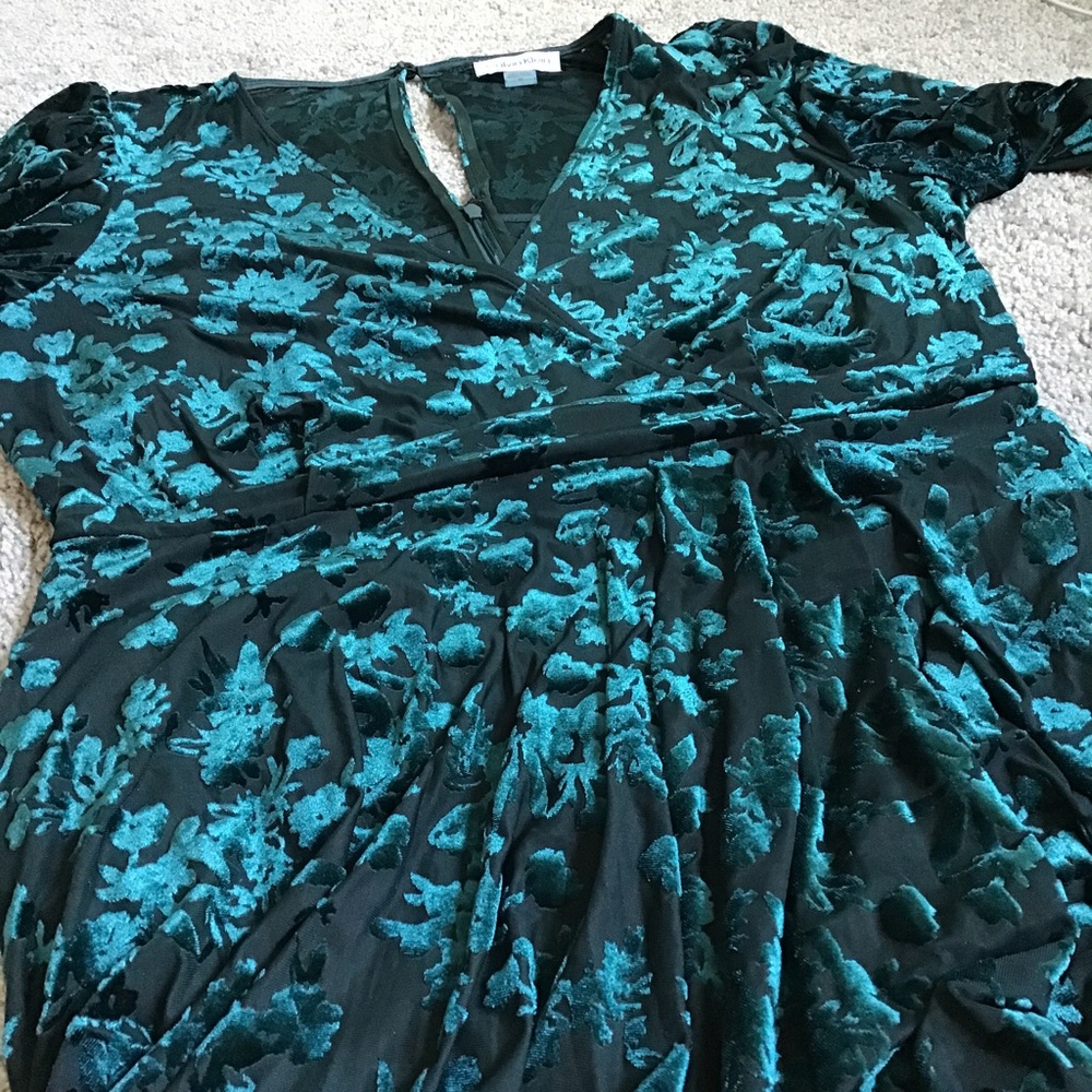 Calvin Klein. 3/4 sleeves. Black & green velvet floral. V-neck. High-low hem. - Picture 9 of 9